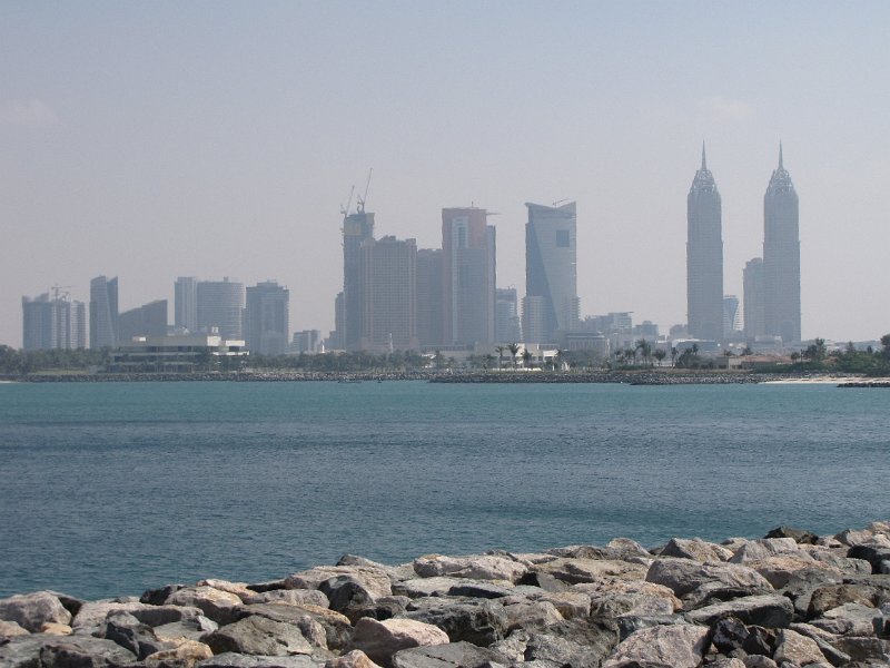 100211_dubai skyline.jpg - De skyline van Dubai gezien vanaf het beroemde palmeiland. Viel me wel een beetje tegen. Vanuit de lucht ziet het er erg mooi uit, vanaf de grond merk je totaal niet dat het schiereiland de vorm van een palm heeft.